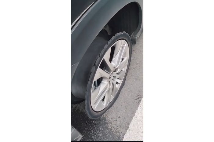 Terjadi lagi, Ban Innova Zenix Robek Sampai Lepas dari Pelek