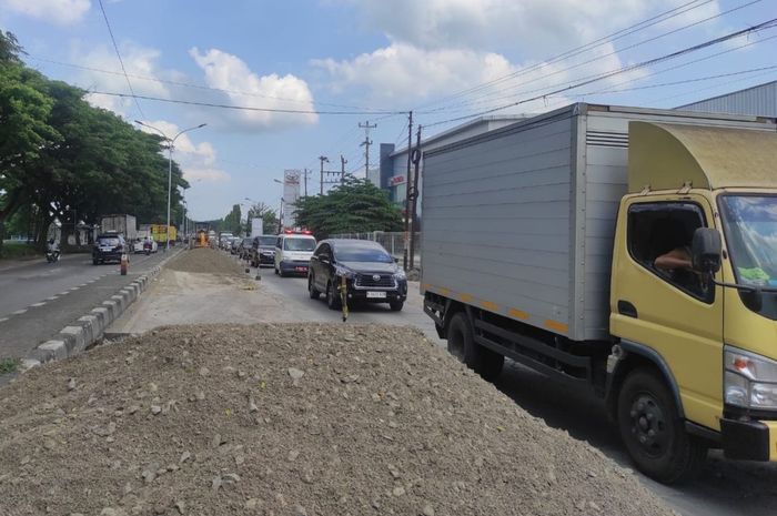 Proyek peninggian jalan di Jalan Panturan Semarang-Demak, wilayah Trengguli, Kabupaten Demak, sejak (17/12/25) lalu