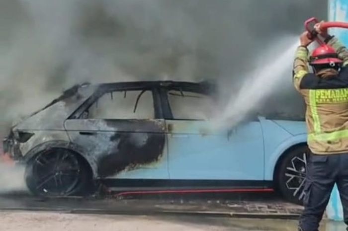 Hyundai IONIQ 5 N yang terbakar di dalam bengkel Jalan Sei Asahan, Padang Bulan, Medan Selayang, kota Medan, Sumatera Utara, (7/1/26).