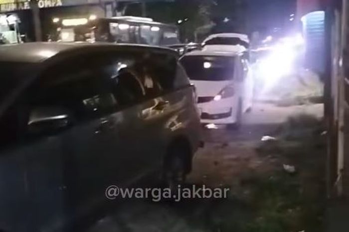 Sejumlah mobil menepi akibat pecah ban menghantam lubang jalan di flyover Pesing, Jalan Daan Mogot, Jakarta Barat, (8/1/26)