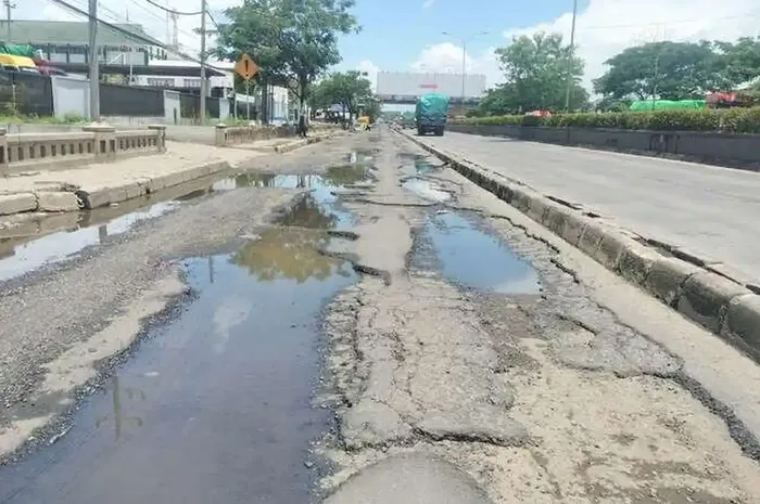 Kondisi kerusakan di jalan Pantura Kaligawe, kota Semarang, Jawa Tengah