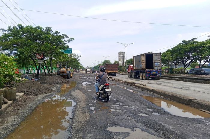 Kondisi jalan raya Kaligawe, Pantura Semarang, Jawa Tengah yang rusak parah, (4/11/25)