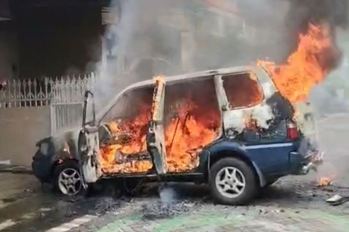 Toyota Kijang Kapsul terbakar saat dipanas mesinnya di garasi rumah pemilik di Jalan Semampir Tengah, Medokan Semampir, Sukolilo, Surabaya selepas servis