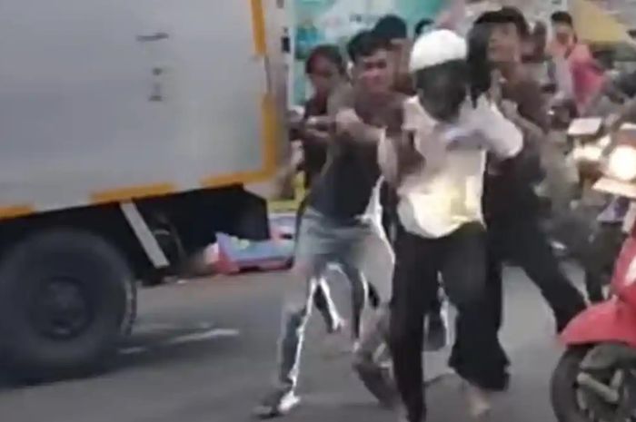 Pak ogah keroyok pemotor di Pesing, Jakbar. Ini awal mulanya