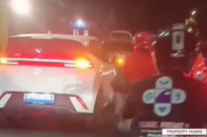 Mobil-mobil yang melewati flyover Pesing, Jakbar bocor serentak. Aspal jadi biang keladinya