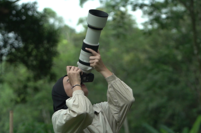 Anya Cahyara, influencer wildlife photography yang rutin masuk hutan demi mengabadikan burung di habitat alaminya 