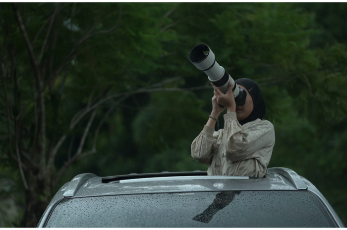 Anya Cahyara,&nbsp;influencer wildlife photography&nbsp;yang rutin masuk hutan demi mengabadikan burung di habitat alaminya 