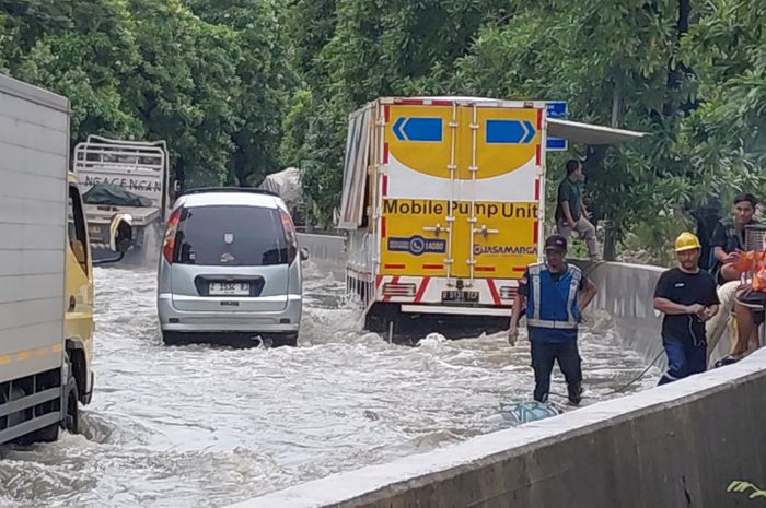Tingginya curah hujan yang mengguyur kawasan Jabodetabek menyebabkan genangan air di Ruas Tol Sedyatmo, Senin (12/1/2026).