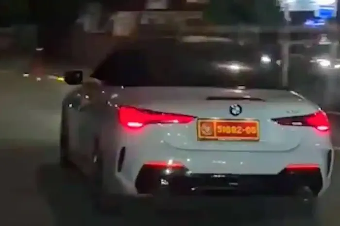 BMW 430i convertible berpelat dinas Kementerian Pertahanan (Kemenhan) 51692-00 diduga palsu
