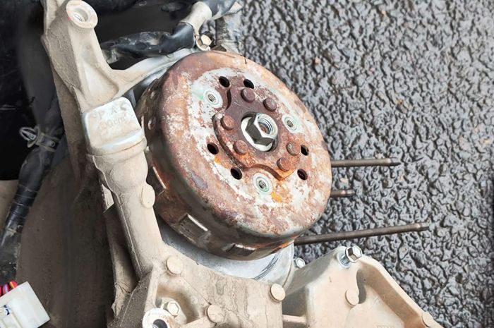 Magnet motor matic yang berkarat 