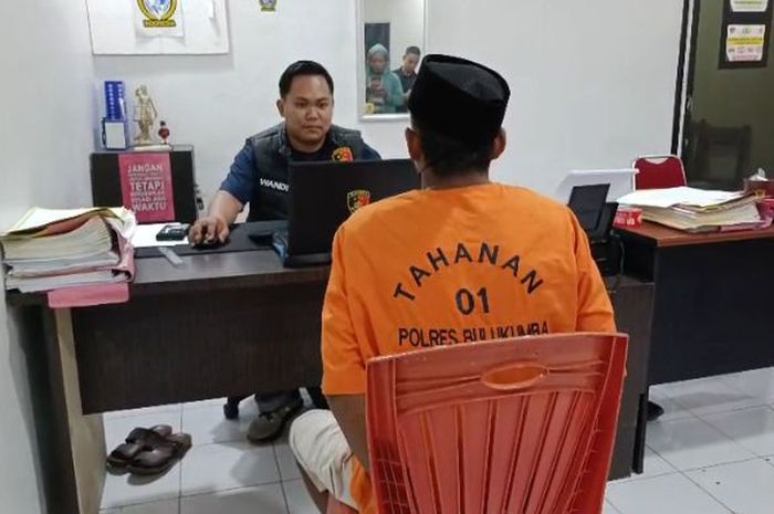 Pemuda 20 tahun inisial AW di dusun Kirasa, Palambarae, Gantarang, Bulukumba, Sulawesi Selatan yang membunuh ayah kandungnya karena tidak dibelikan motor