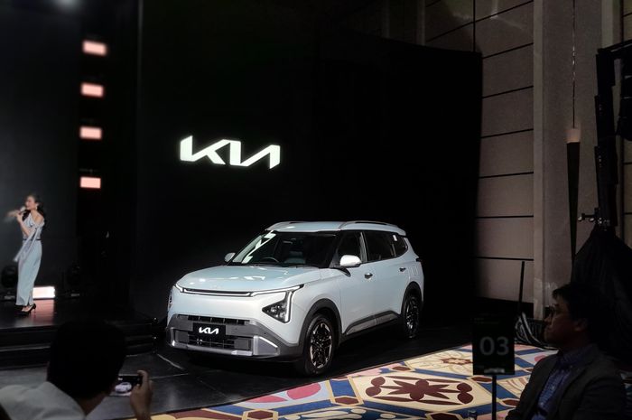 Kia memperkenalkan wajah baru Kia Carens, bertepatan dengan peresmian Kia Sales Indonesia.