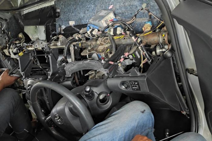 pembongkaran dashboard AC mobil Toyota Yaris