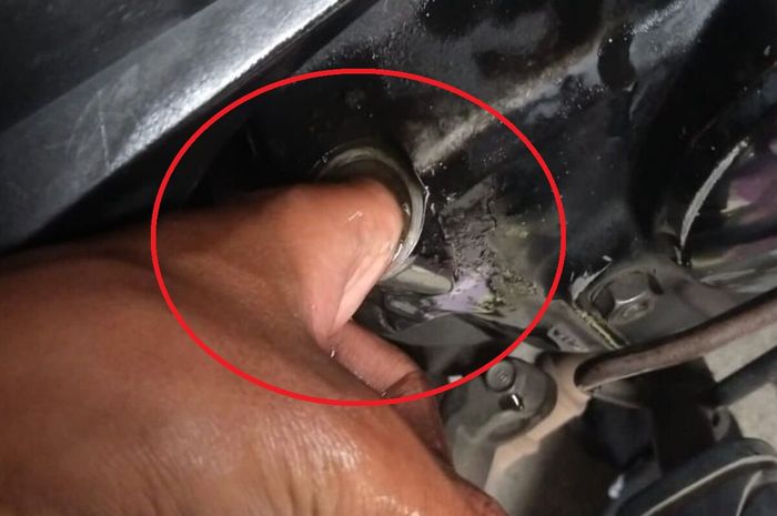 Dalam lingkaran merah, jari tangan warga  Padukuhan Karangsemut, Trimulyo, Jetis, Bantul, Daerah Istimewa Yogyakarta ini tersangkut di lubang pengisian oli mesin motornya sendiri