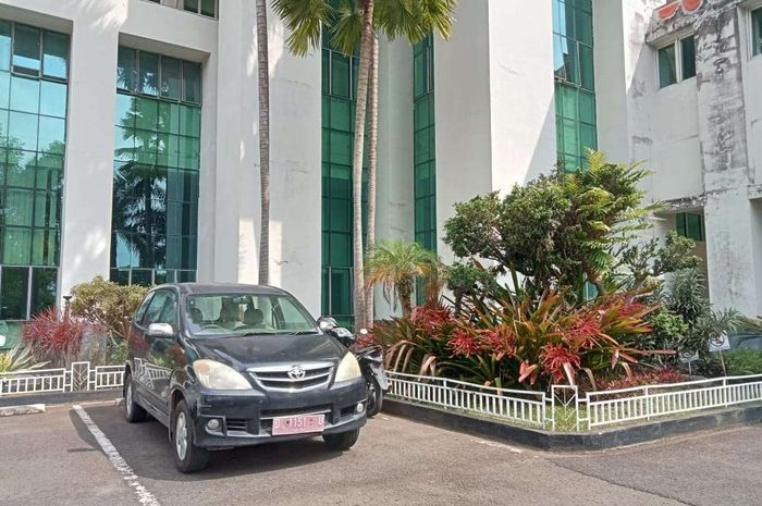 Toyota Avanza berpelat merah yang terparkir di di depan kantor Pemkab Bandung Barat