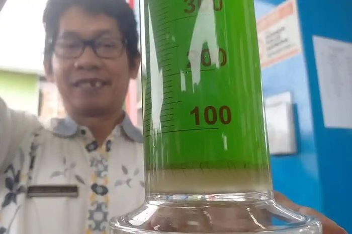 Petugas Dinas Perdagangan Kudus menunjukan BBM Pertalite yang tercampur air dari sampel yang diambil dari SPBU 43.593.18 Bacin, di jalan lingkar utara, kabupaten Kudus, Jawa Tengah