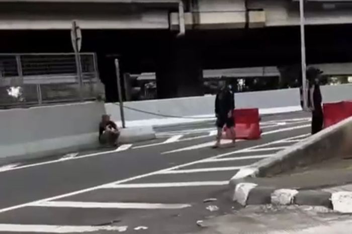 Beberapa preman kecil alias pak ogah yang memportal exit tol Rawa Buaya dengan besi agar pelintas beri uang untuk dibukakan