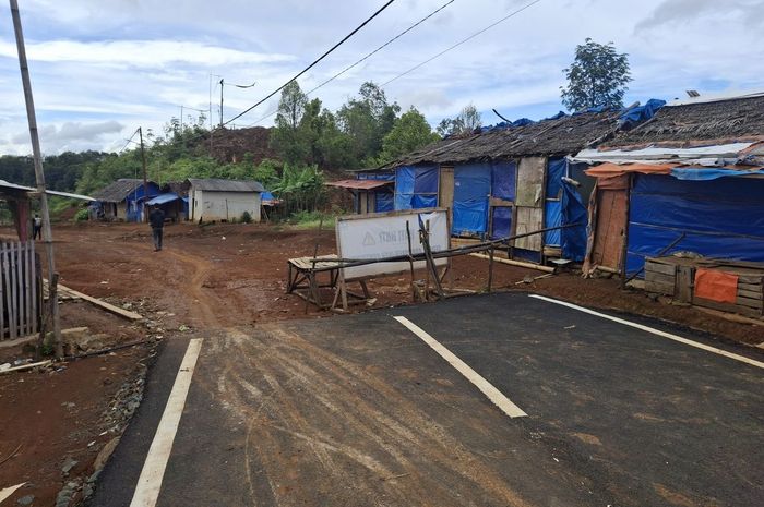 Wilayah Kabupaten Bogor, Jawa Barat sudah beraspal, sedangkan wilayah kabupaten Lebak, Banten masih jalan tanah di perbatasan kedua provinsi