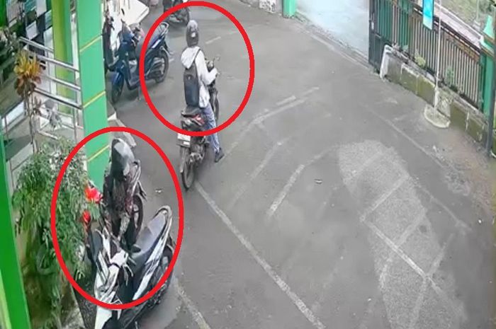 Dalam lingkaran merah kedua pelaku percobaan pencurian Honda BeAT milik petugas Puskesmas Mandirancan, Kuningan, Jawa Barat yang digagalkan pemiliknya langsung