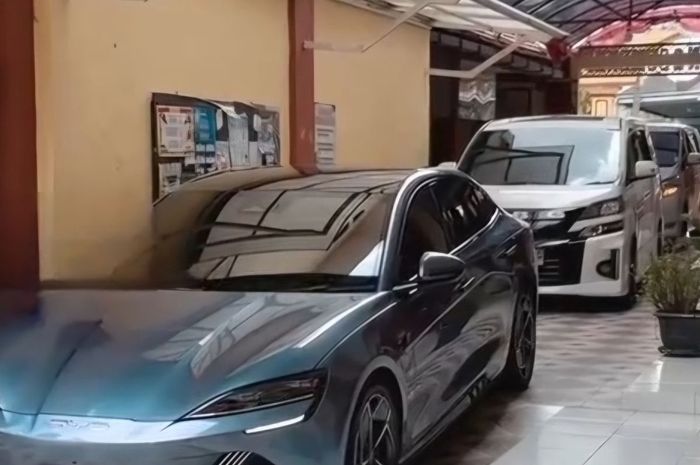 Toyota Alphard dan Vellfire digunakan jadi armada angkut Makan Bergizi Gratis (MBG) di kota Sumenep, Jawa Timur dengan dikawal mobil listrik BYD Seal