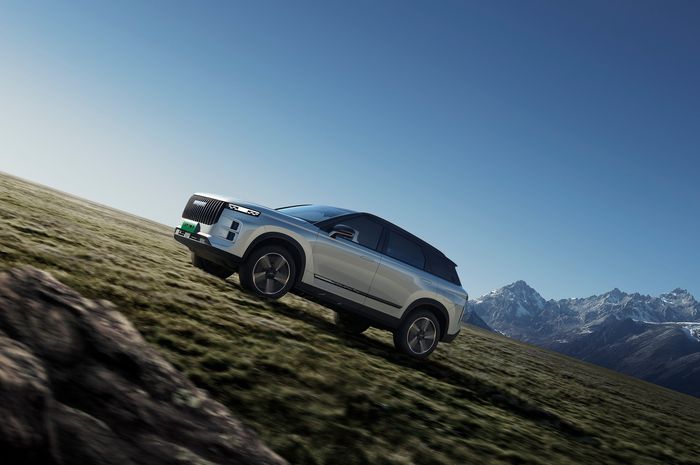  JAECOO J7 SHS-P menanjak di medan berbukit, menunjukkan performa yang tetap kuat tanpa mengorbankan tenaga.