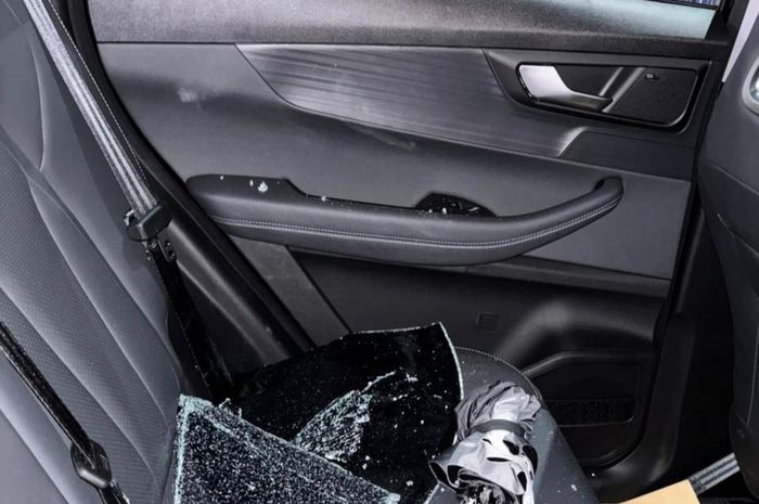 Kondisi kabin mobil yang jadi sasaran pecah kaca di Bekasi