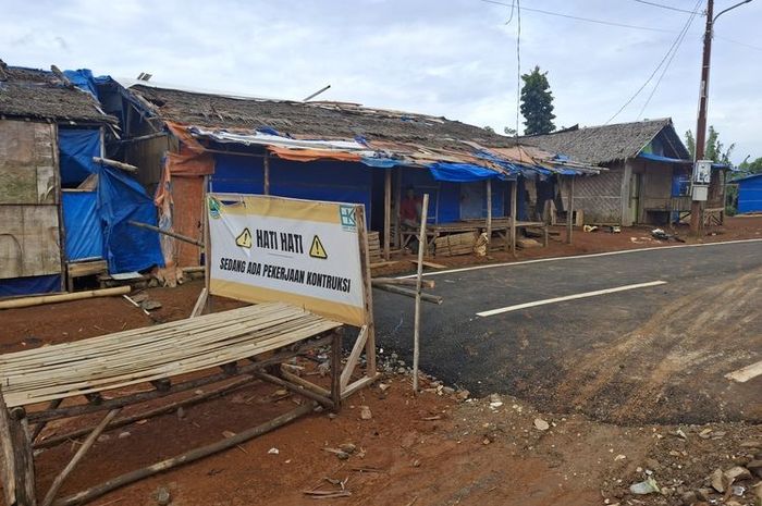 Kondisi di perbatasan Kabupaten Lebak, Banten dengan kabupaten Bogor, Jawa Barat yang berbeda jauh