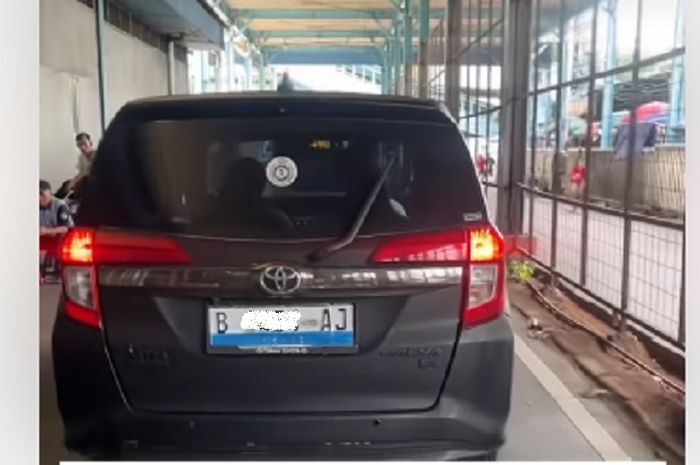 Toyota Calya pakai stiker biru demi akali ganjil genap