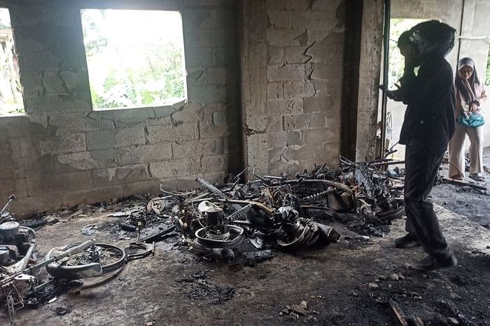 Sisa kerangka motor yang terbakar di dalam bangunan penitipan motor depan stasiun Bogor, Jalan Mayor Oking, Bogor Tengah, kota Bogor, Jawa Barat, (19/1/26)