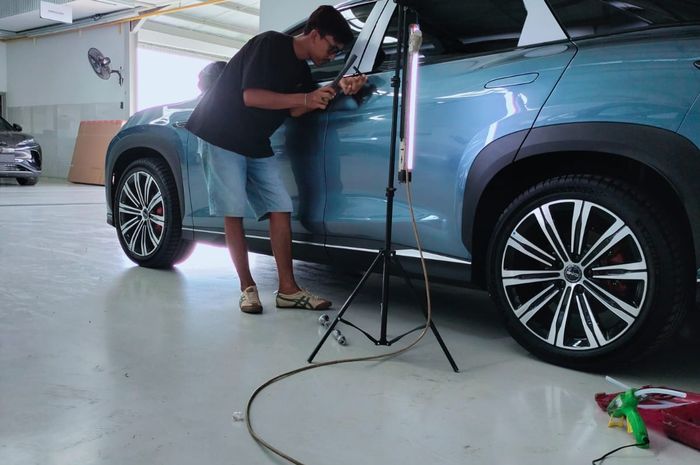 Perbaikan bodi mobil listrik yang penyok