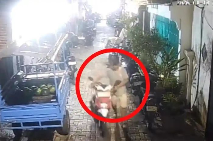 Aksi pencurian motor di Surabaya yang  mana wajah pelaku berhasil tertangkap cctv