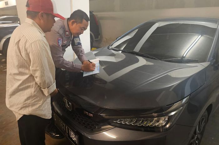 Polisi memberikan tilang ke sopir Honda City Hatchback viral yang melawan arah dan masuk tol Dalam Kota dari arah jalan keluar (exit) Tebet