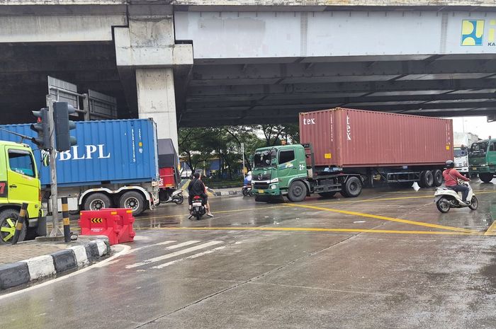 Suasana semrawut di perempatan Cilincing, Jakarta Utara, mulai lampu merah tak dianggap sampai lawan arah jadi hal biasa