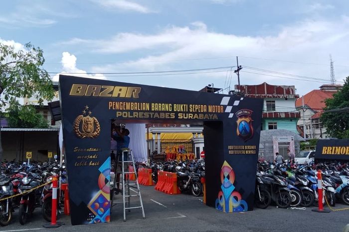 Bazar Pengembalian Barang Bukti berupa 810 unit motor hasil curian dan pelanggaran lalu lintas yang digelar Polrestabes Surabaya, Jawa Timur
