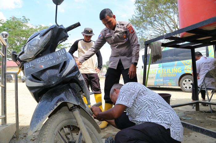 Kepolisian Daerah (Polda) Aceh membuka posko pelayanan khusus pengurusan Surat Tanda Nomor Kendaraan (STNK) dan Buku Pemilik Kendaraan Bermotor (BPKB) yang rusak atau hilang akibat banjir 