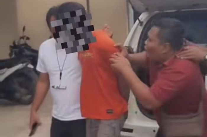 MTM (43) warga desa Paripurno, Salaman, Magelang, Jawa Tengah berbaju oranye ditangkap Polisi karena menggelapkan truk Mitsubishi Canter 2013 yang sudah dijual Rp 38 juta