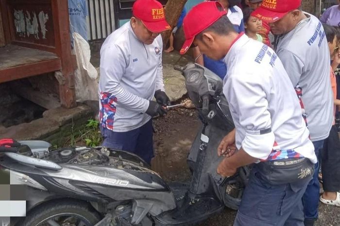 Honda Vario 110 Karbu dibongkar tim Damkar Sumbawa karena dimasuki ular kobra