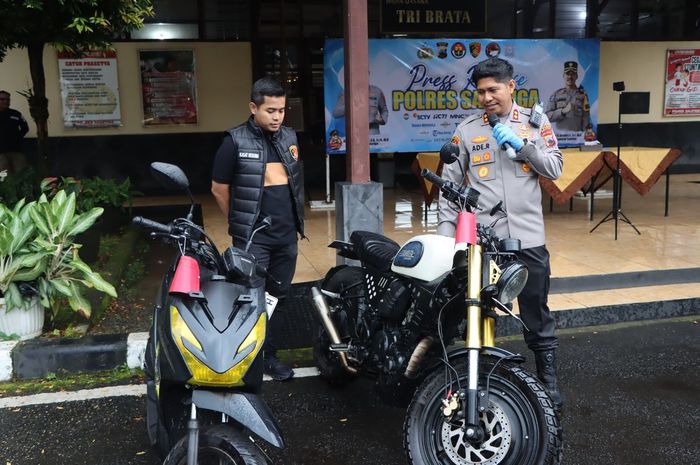 Barang bukti Yamaha Byson yang dicuri dua pelaku maling di Salatiga, Jawa Tengah beserta Honda BeAT Street yang digunakan pelaku saat beraksi