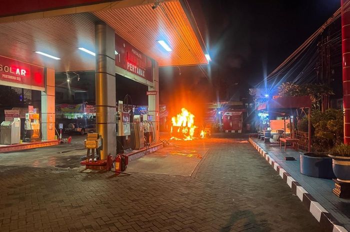Suzuki Carry dikepung api saat isi BBM di SPBU