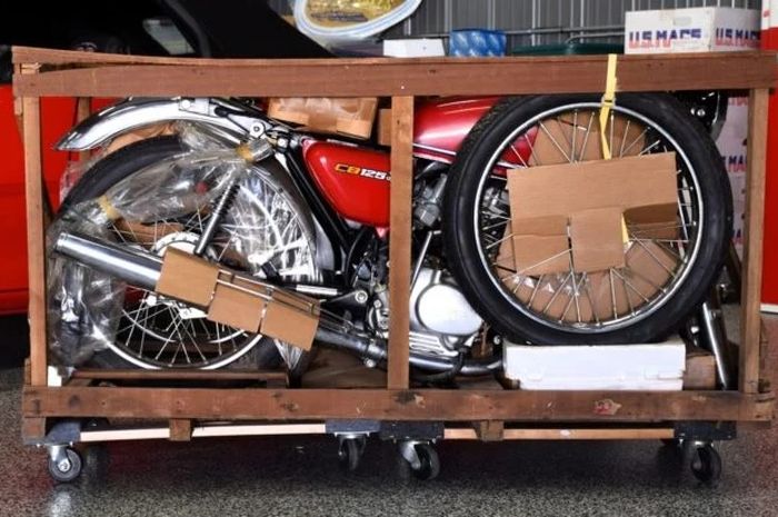 Dua Honda CB125S masih tersimpan di kardus dengan kondisi belum dirakit