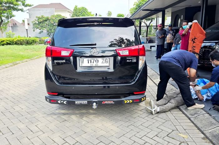 Evakuasi sopir taksi online yang tewas diduga kena serangan jantung saat jemput penumpang di perumahan Citra Garden Cluster Orchard, Desa Sidokepung, Kecamatan Buduran, Kabupaten Sidoarjo, Jawa Timur, (20/1/26).