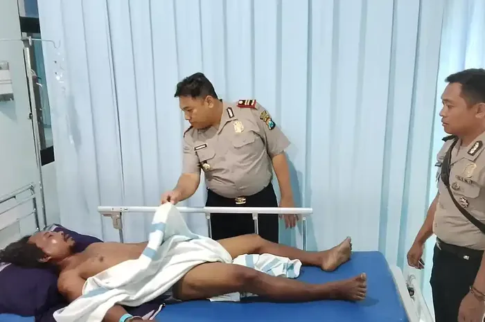 Pelaku percobaan pencurian motor petani di desa Glundengan, Wuluhan, Jember, Jawa Timur bernama Ponari (43) terbaring di rumah sakit setelah dikeroyok warga
