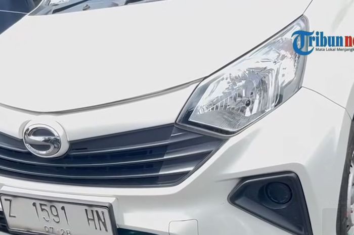Daihatsu Sigra taksi online yang sempat dibawa kabur dua penumpang ketika sopir izin ke toilet SPBU Panawangan, kabupaten Ciamis, Jawa Barat