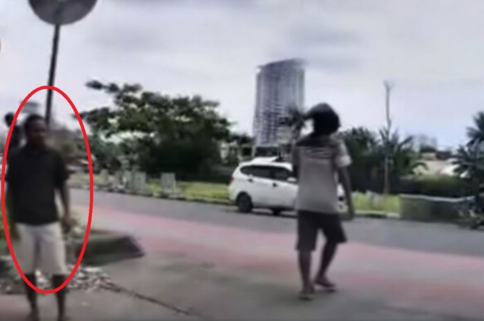 Dalam lingkaran merah, oknum pak ogah di Jalan Daan Mogot, Cengkareng, Jakarta Barat yang sok preman maki-maki pengemudi mobil