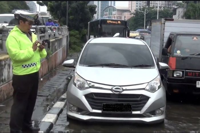 Daihatsu yang terjebak macet horor di Grogol, sopir ditemukan meninggal dunia