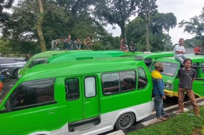 Demo sopir-sopir angkot di Bogor membuahkan hasil. Pemkot pilih hentikan sementara razia