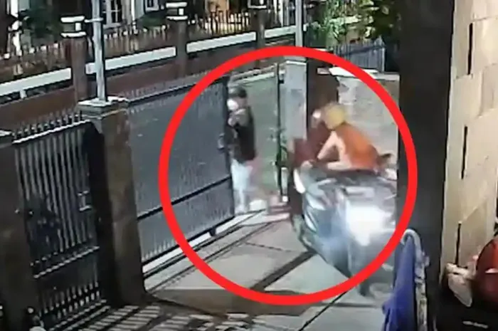 Aksi pencurian motor Honda BeAT di rumah salah satu warga Jalan Jambangan Baru, Jambangan, Surabaya, Jawa Timur
