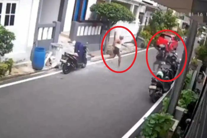 Dalam lingkaran merah menunjukan lansia (kiri) menggagalkan aksi pelaku maling motor (kanan) di Perumahan Sari Bumi Indah, Curug, kabupaten Tangerang, Banten