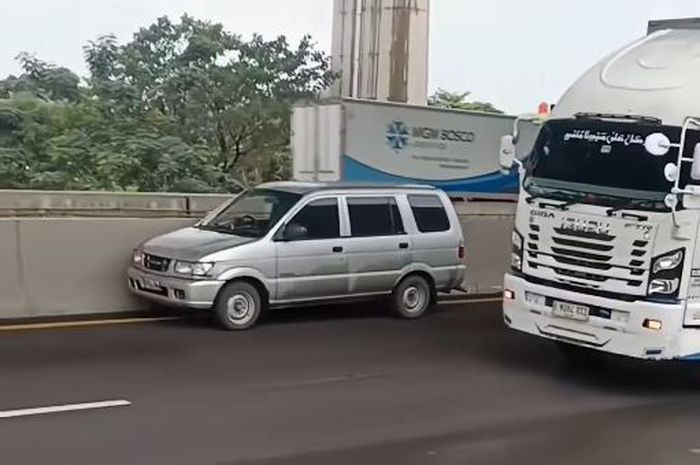 Isuzu Panther melaju sendiri di tol Jakarta-Cikampek (Japek), karena pengemudi meninggal dunia saat menyetir