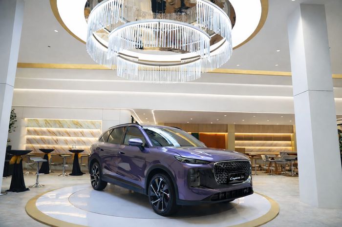 Lepas meresmikan pembukaan Showroom Lepas Trimegah Bekasi sebagai bagian dari perluasan jaringan layanannya di Indonesia, 